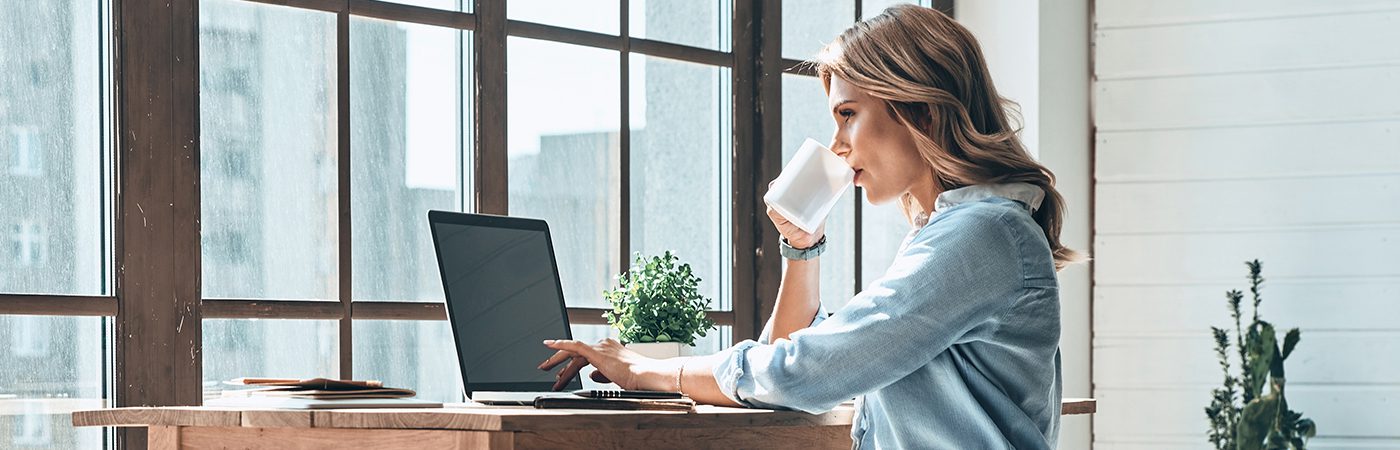 Xerox® Docushare® Go Femme travaillant en home office devant son ordinateur grâce à la solution Xerox® Docushare® Go